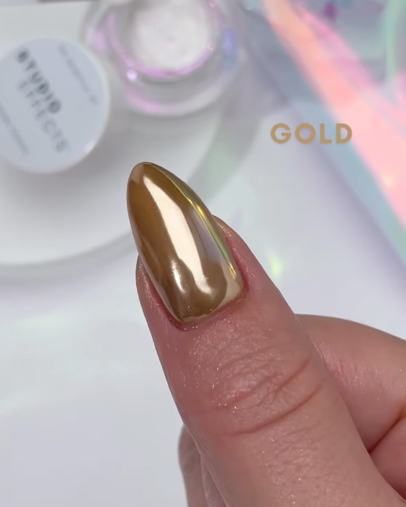 nail with chrome gold pigment